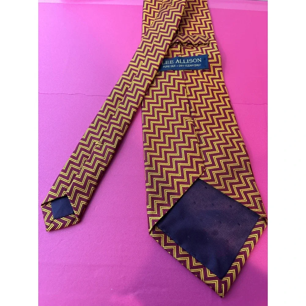 Lee Allison Mens 100 % Silk Tie‎ Burgundy Gold Purple Zigzag Retro Ivy League